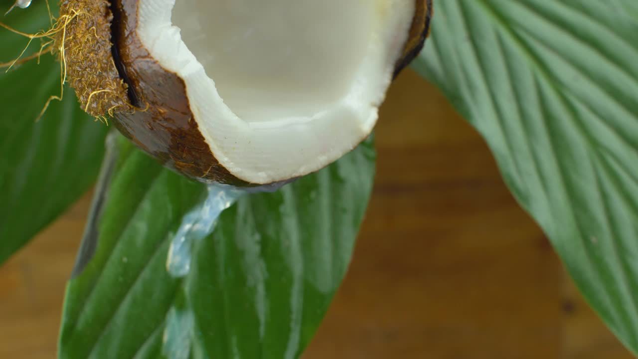 水溅到一半的椰子上视频素材