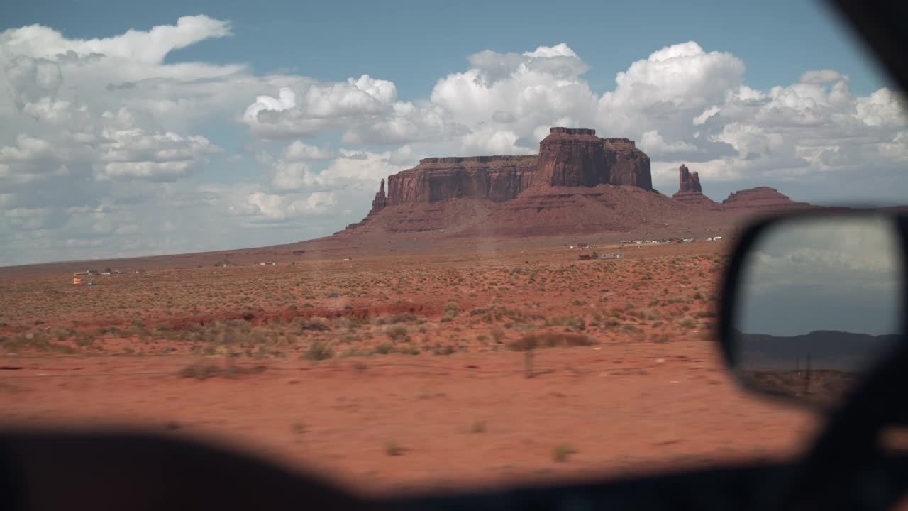 一名年轻人驾车穿过亚利桑那州的沙漠视频下载