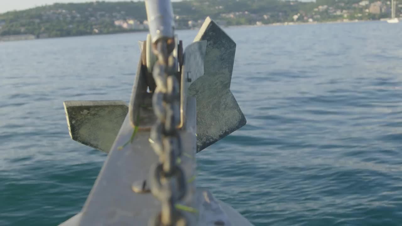 从移动的船上锚定POV视频素材