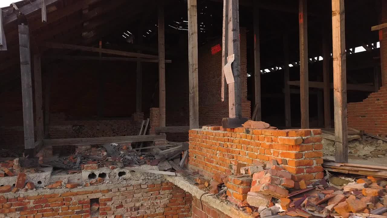 地震后旧建筑废墟的鸟瞰图。倒塌的砖房。视频素材