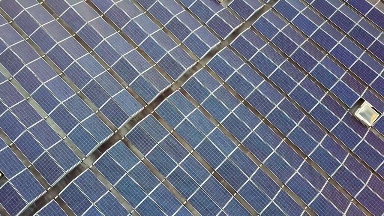 许多安装在工业建筑屋顶的太阳能电池板的鸟瞰图。视频素材