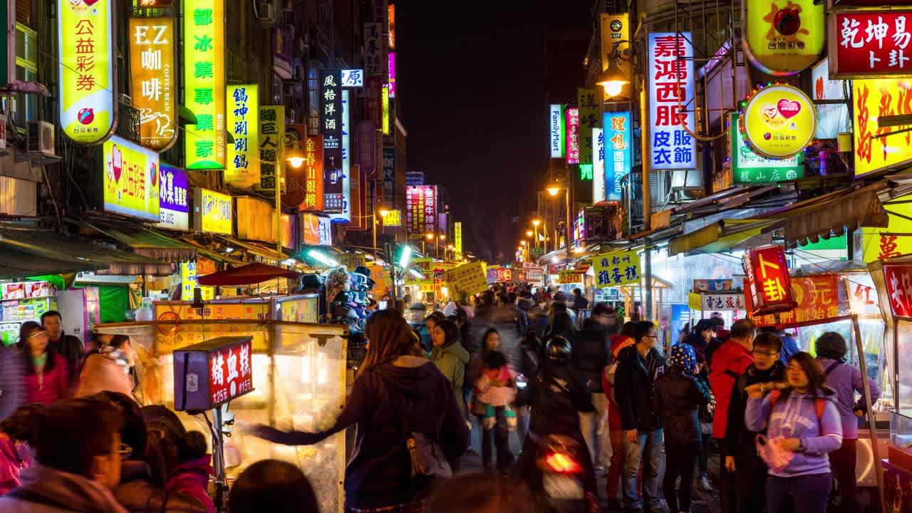 台北台湾时光流逝的景象，人们在龙山夜漫步视频购买