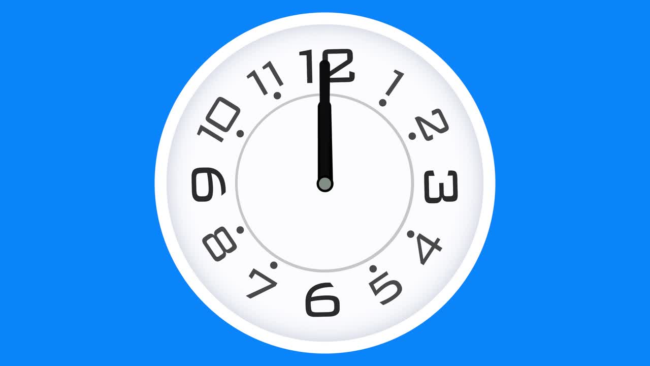 时钟时间流逝在蓝屏上快速移动。时间从早上12点到下午12点跑得很快。12小时的模拟时钟。Loopable视频下载