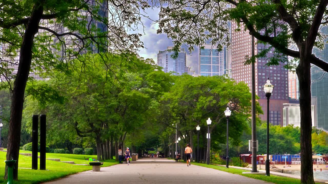 公园和城市。健康的生活方式视频下载