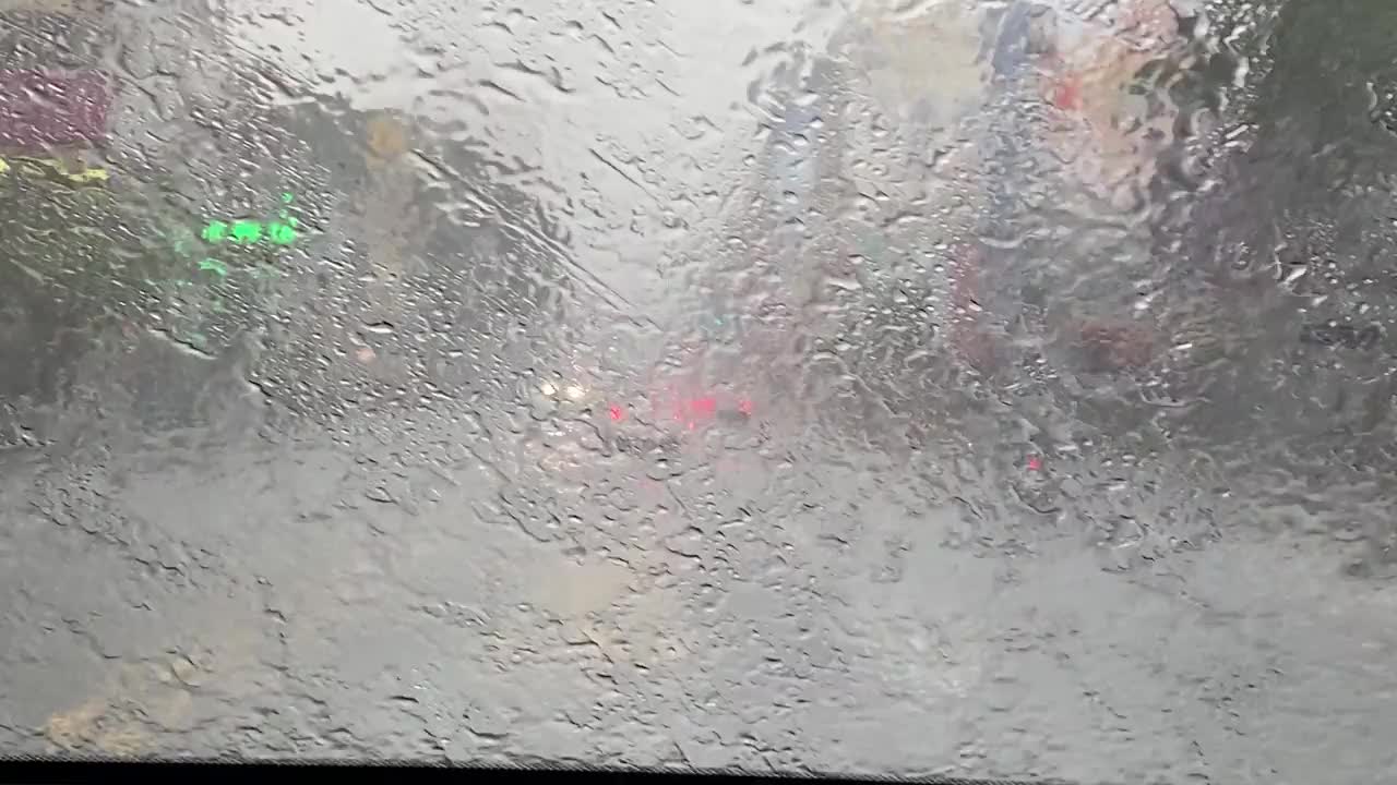 在雨天开车视频素材