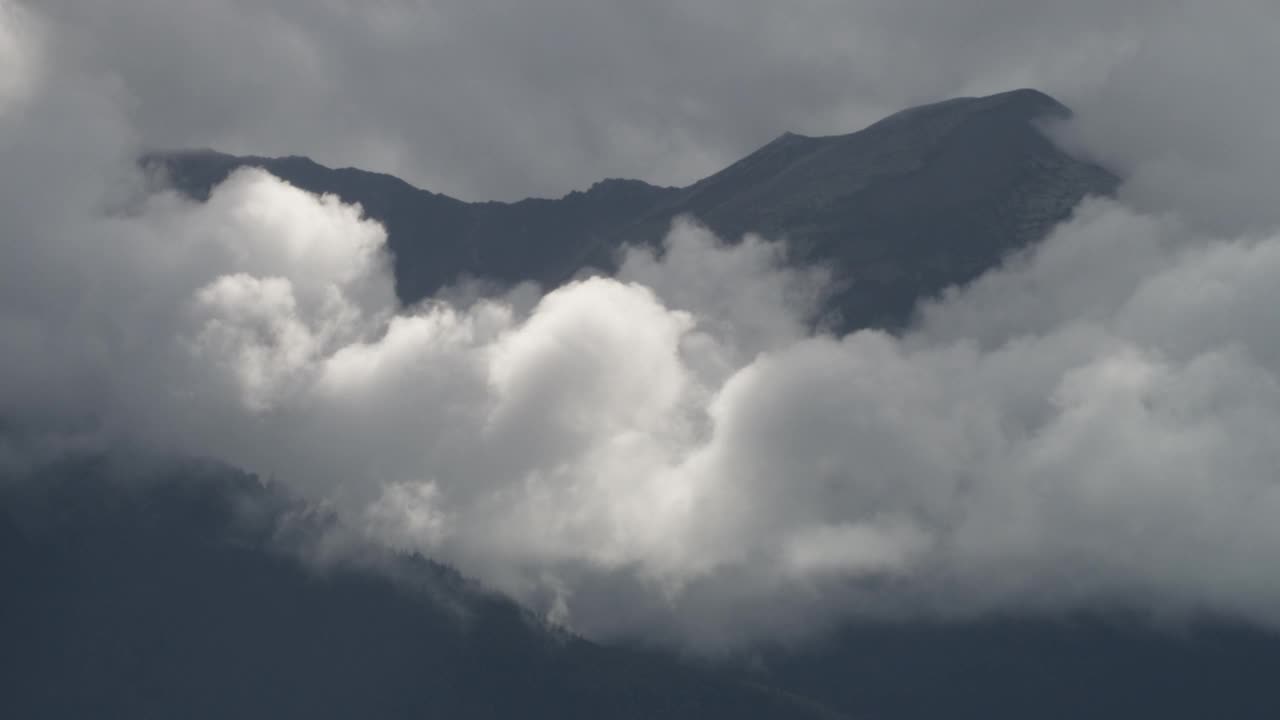 阿拉斯加州的群山上乌云滚滚。视频下载
