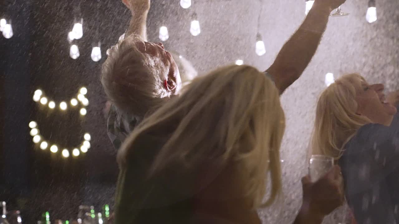 老年人在雨中跳舞视频下载
