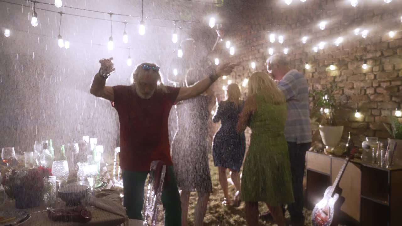人们在雨中跳舞视频素材