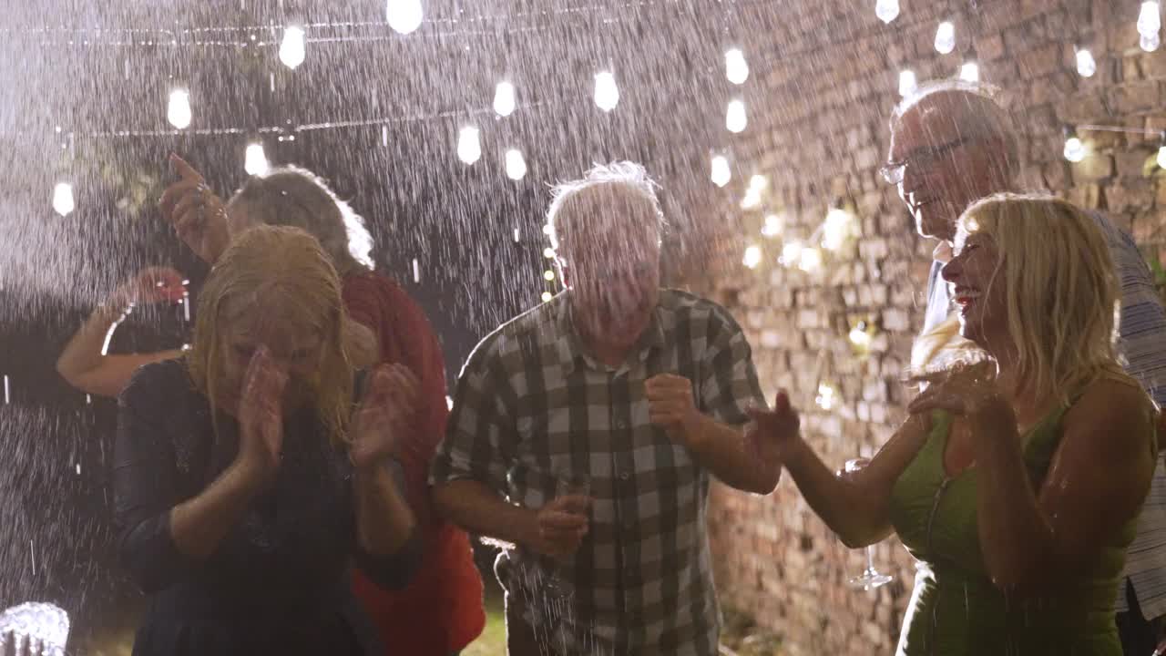 人们在雨中跳舞视频素材