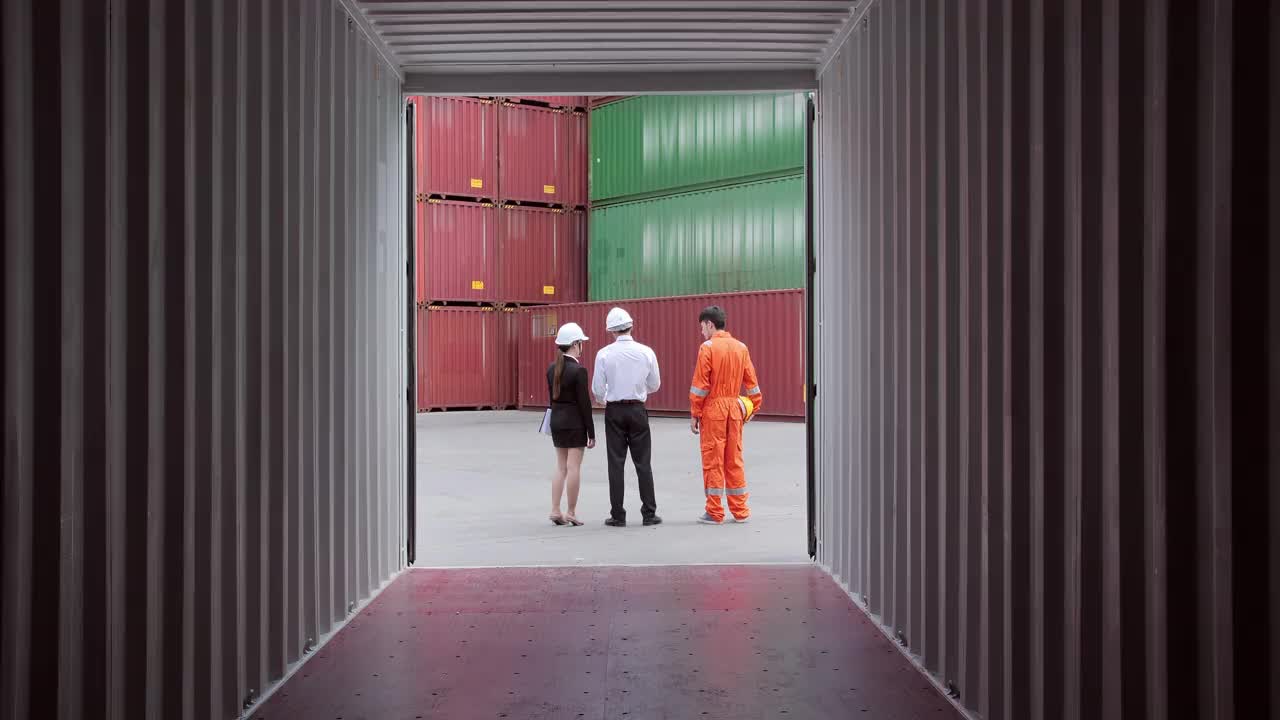 后视图，集装箱货物的物流运输和管理行业团队在码头船舶上工作。运输/工业的概念。视频素材