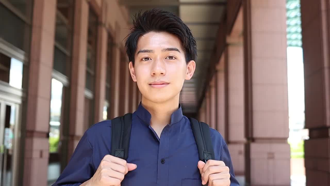 微笑的年轻亚洲男子的肖像视频下载