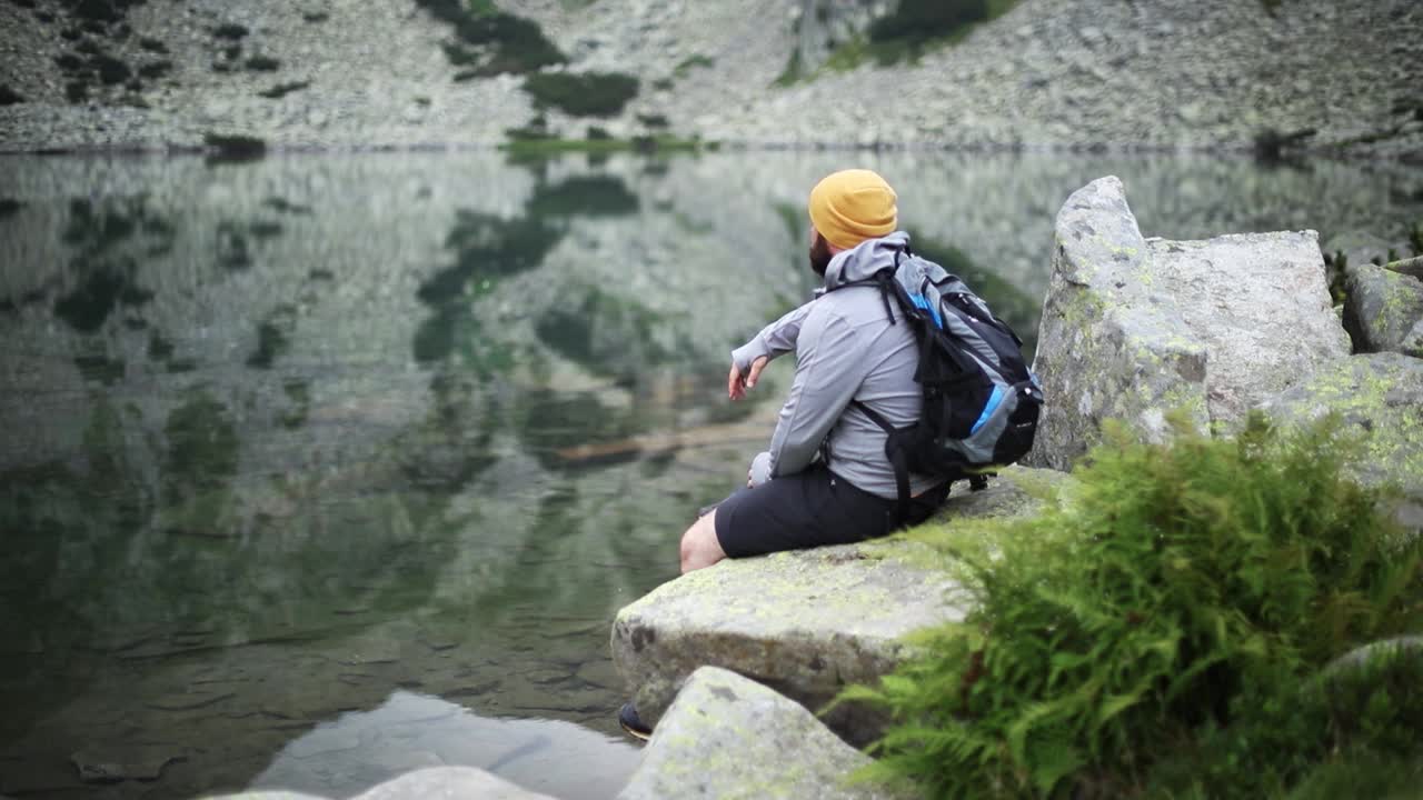 男游客在山上欣赏湖的景色视频下载