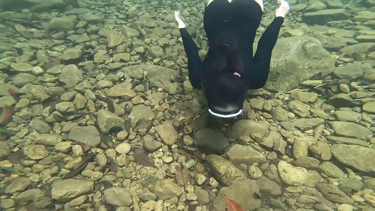 亚洲女子自由潜水在清澈的水。视频下载