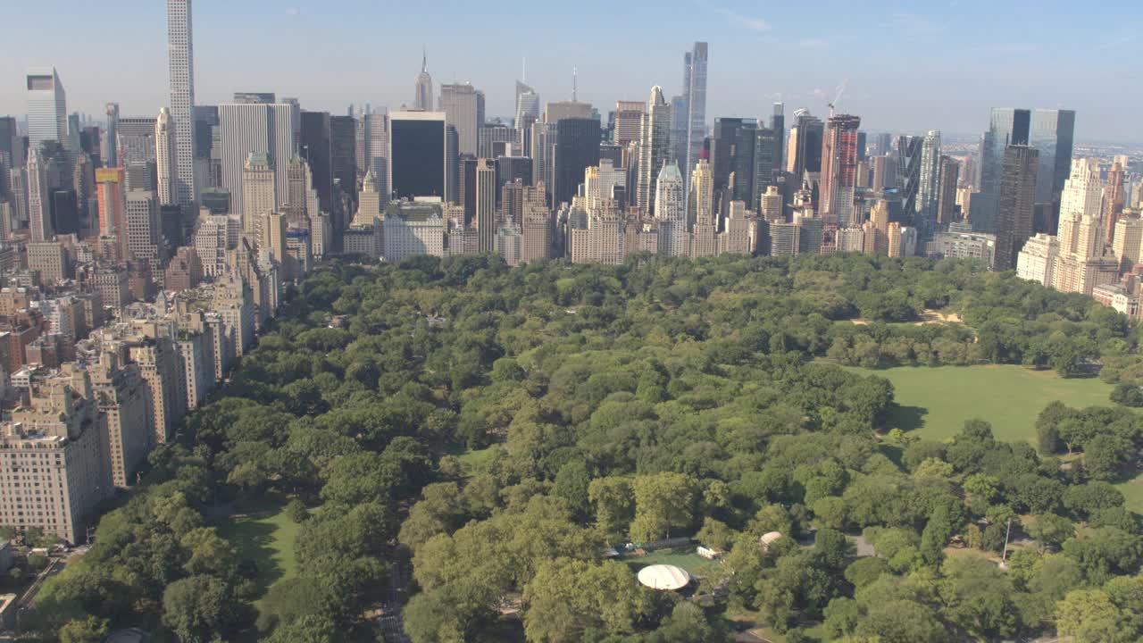 航拍:飞越纽约中央公园和高耸的摩天大楼。视频下载