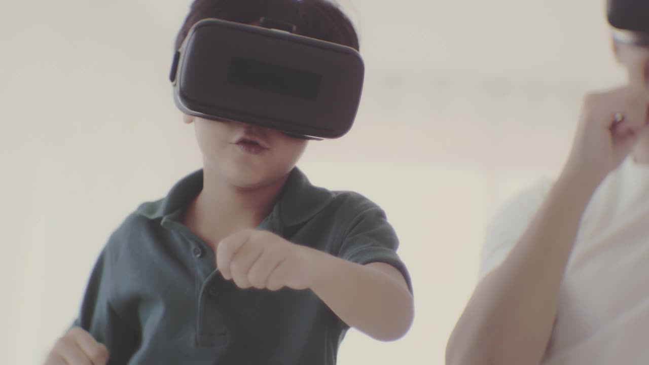 幸福的家庭与VR头戴视频下载