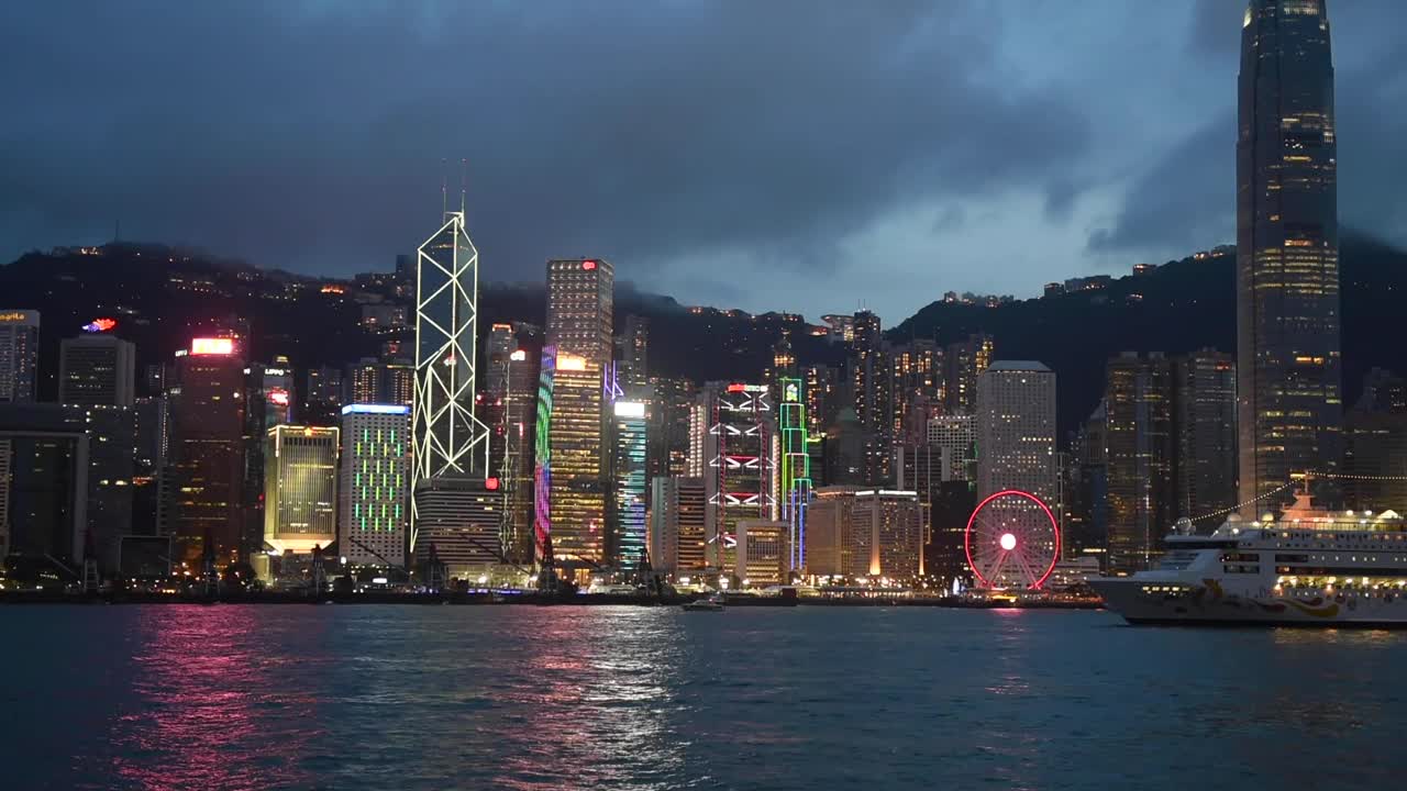 从香港维多利亚港眺望港岛的夜景视频下载