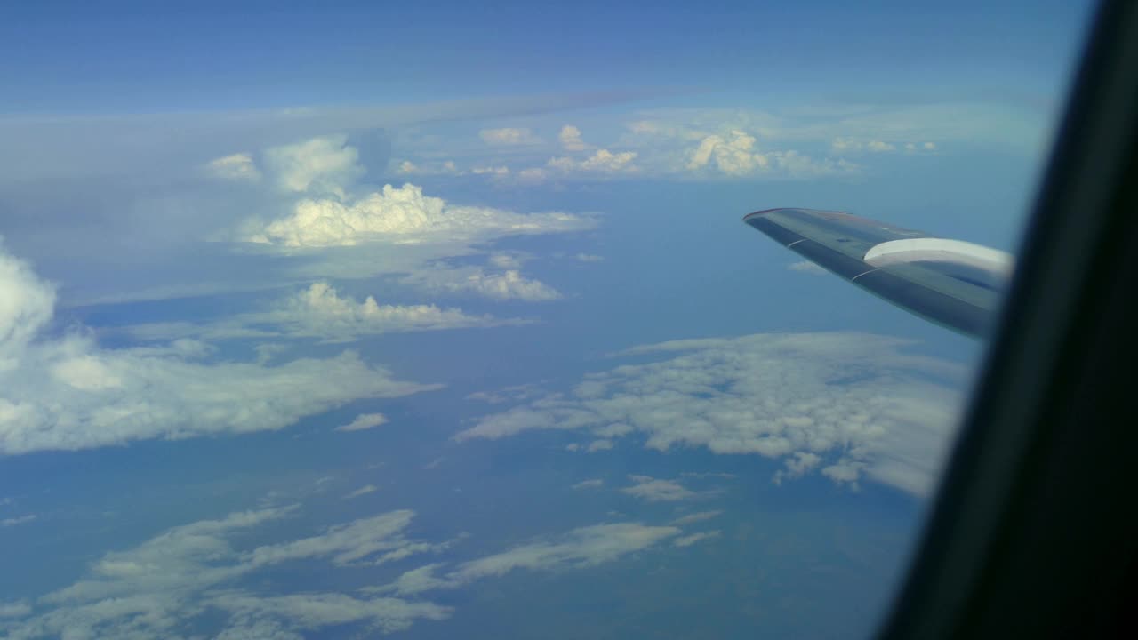 地球和云-透过飞机的窗户看视频素材