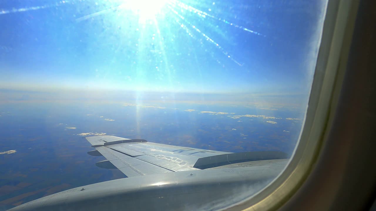 阳光照在飞机的机翼上视频下载