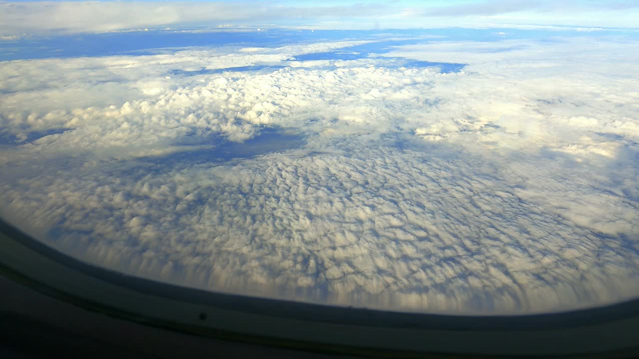 透过飞机窗户看到的太空景观视频下载