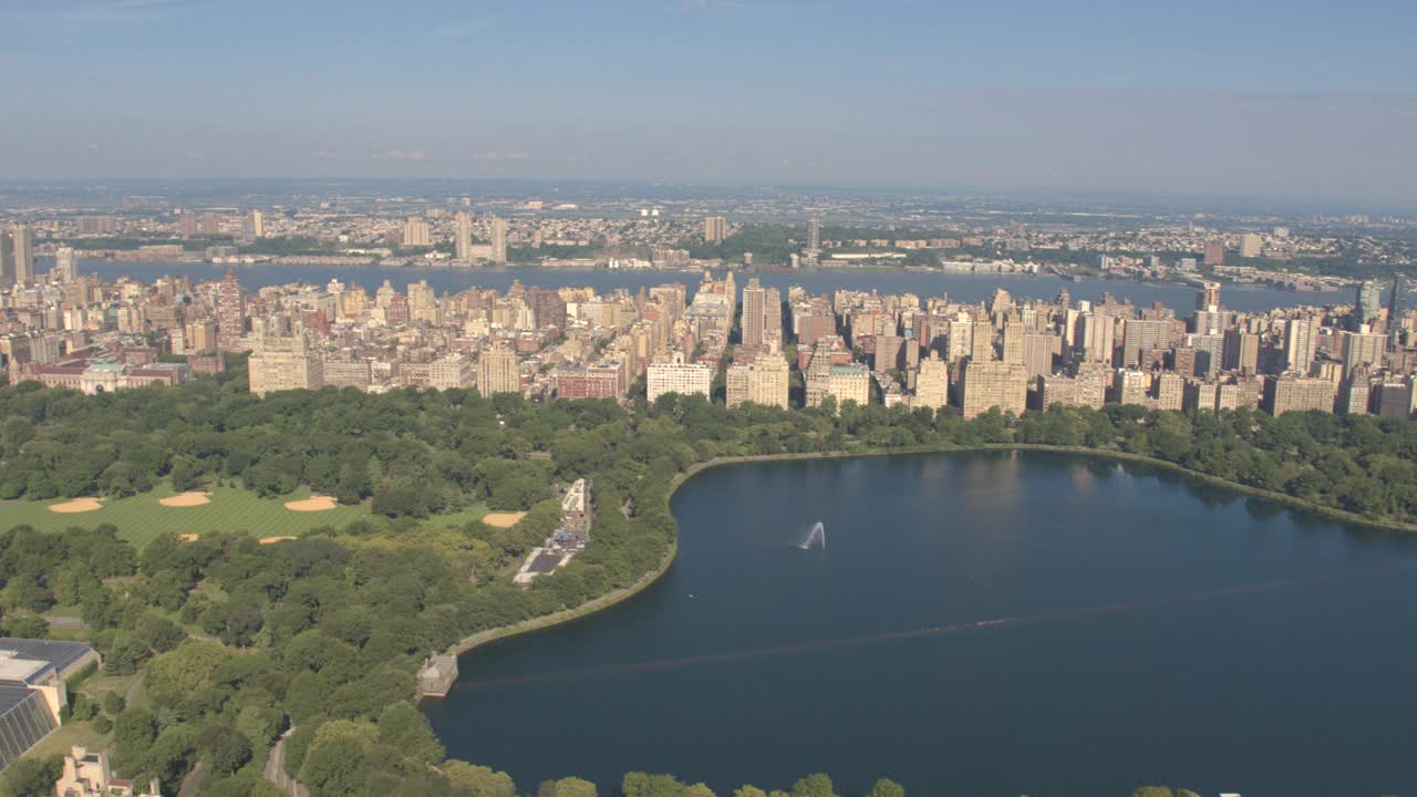 航拍:直升机在曼哈顿市中心拍摄了一个著名的郁郁葱葱的绿色公园。视频下载