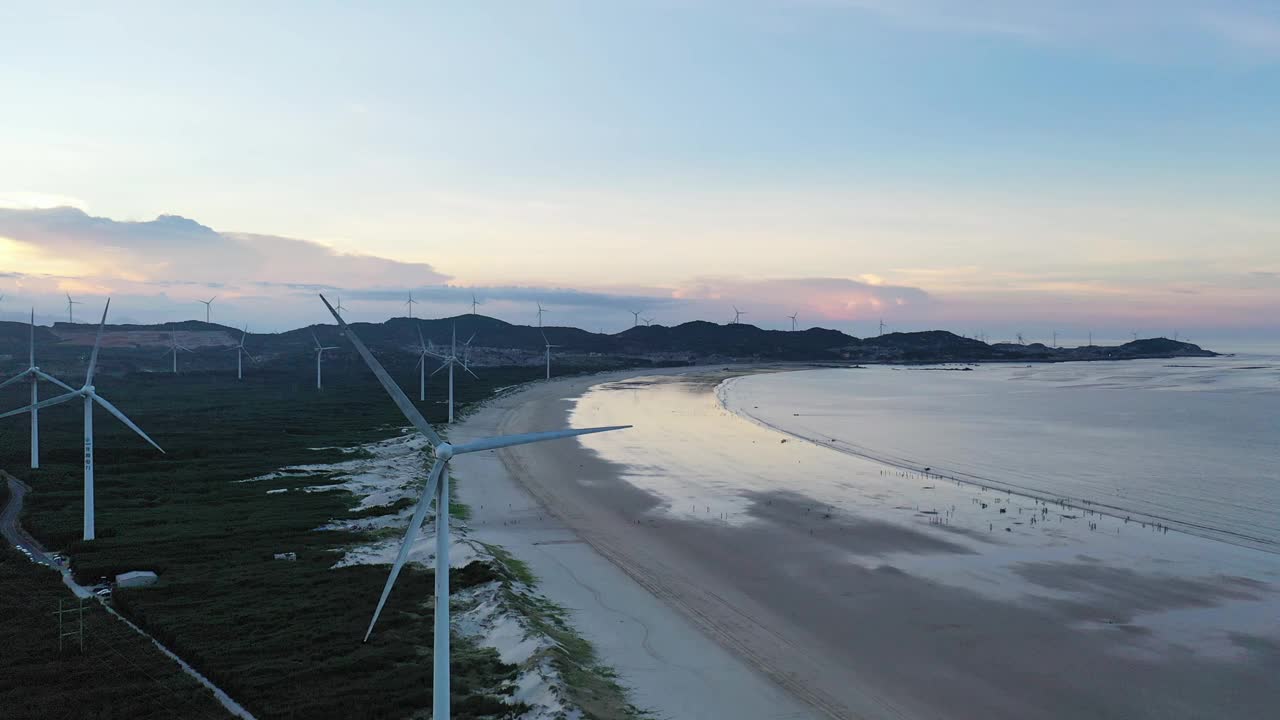 海滩上的风电场视频下载