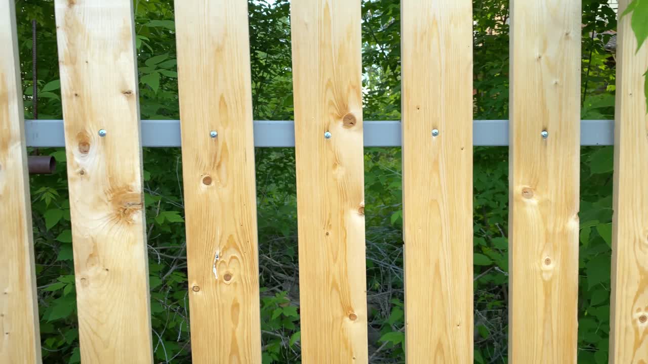 夏天的棕色木栅栏视频素材