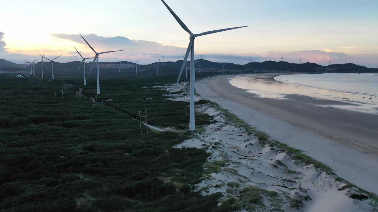 无人机拍摄的海滩上的风力发电场视频下载