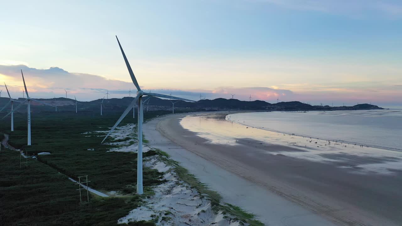整合风力发电场和海滩防护林视频下载