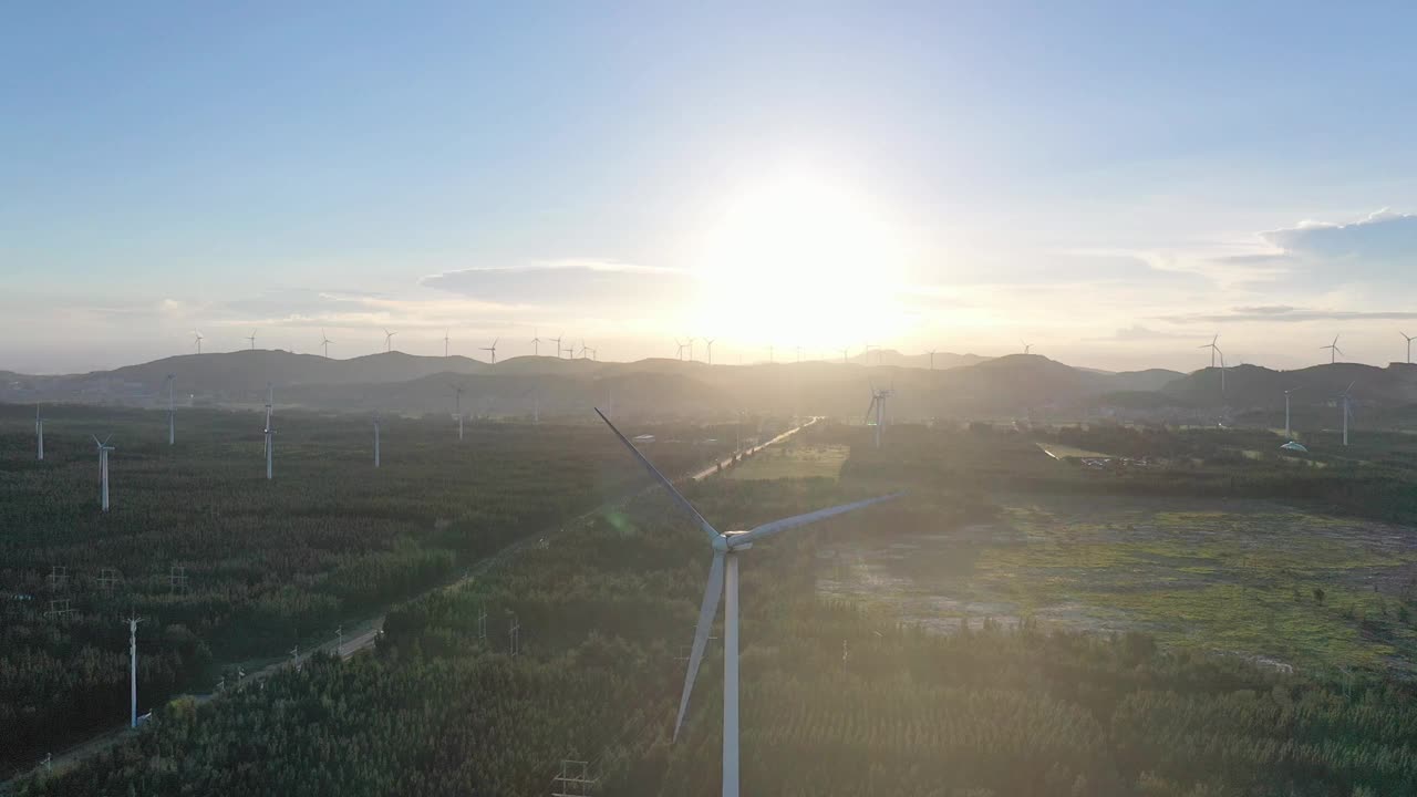 航拍壮观的风电场和农场在日落视频下载