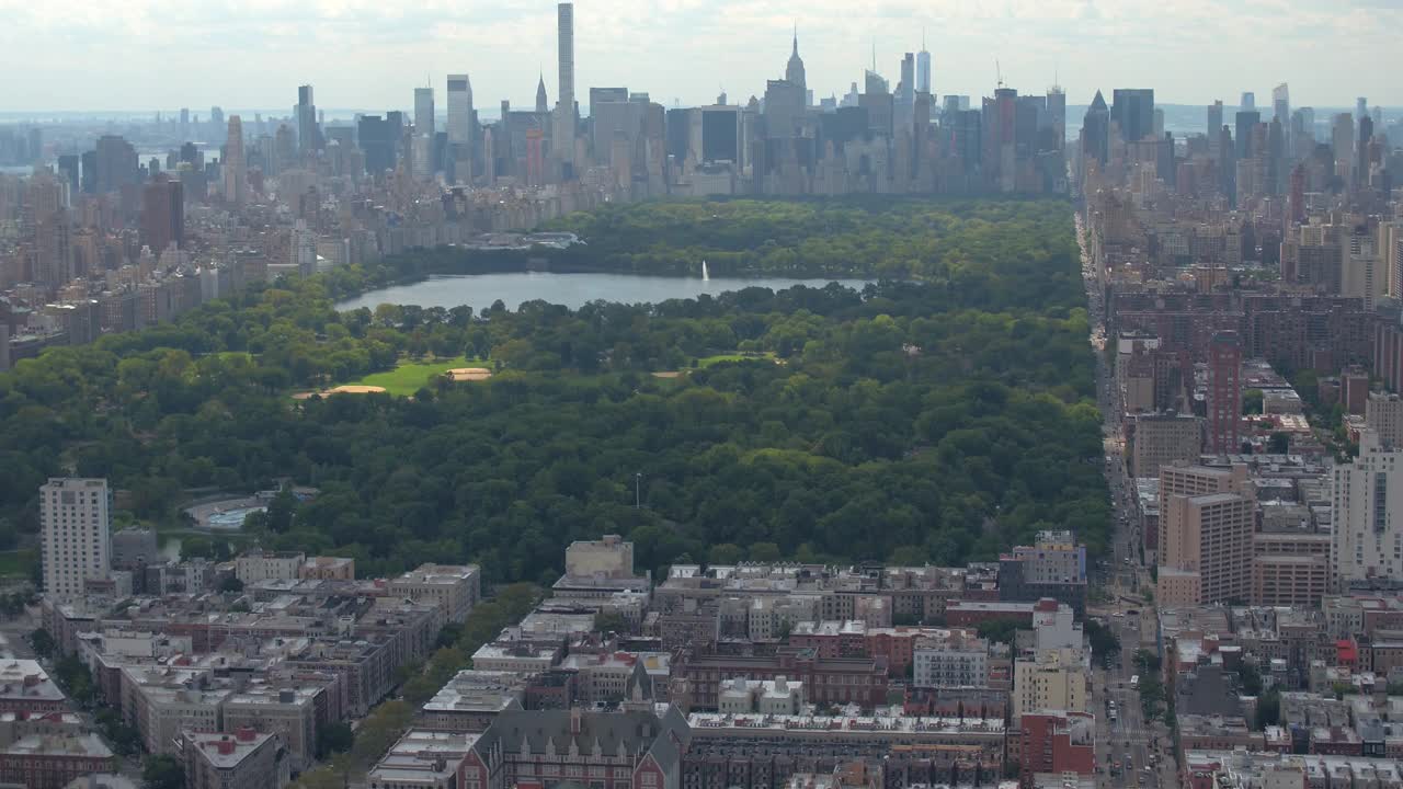 航拍:飞越纽约市中部壮观的绿色中央公园。视频下载
