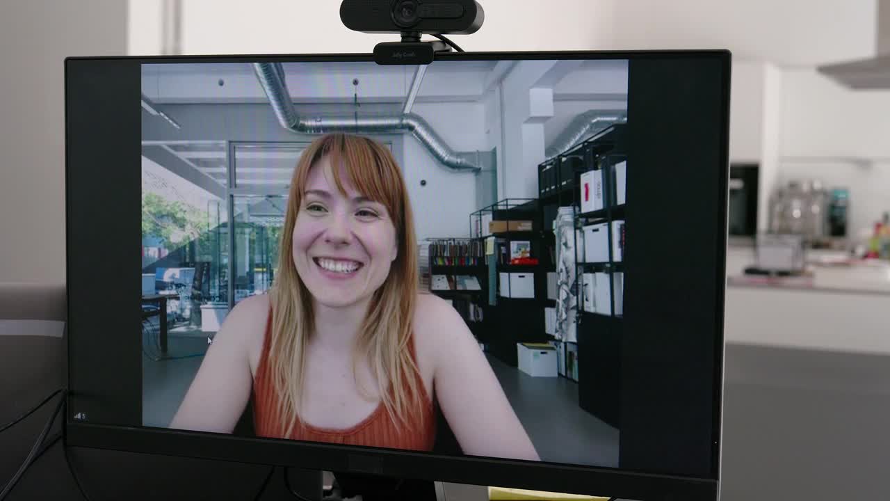 视频通话时电脑屏幕上的微笑女人视频素材
