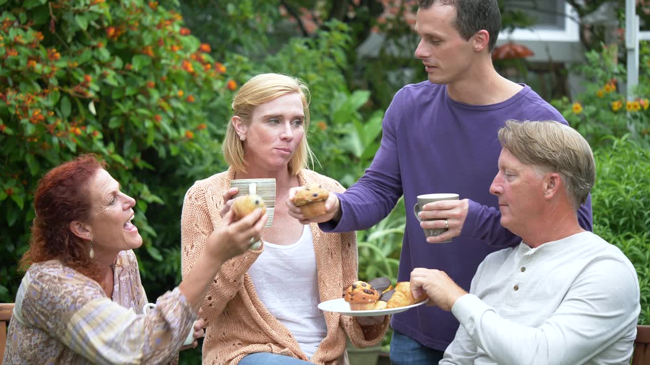 两对夫妇在后院喝咖啡，吃饭，聊天视频素材