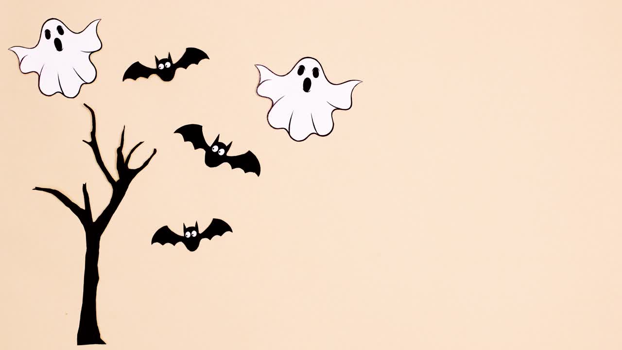 幽灵和蝙蝠在令人毛骨悚然的树周围飞来飞去。万圣节停止运动视频素材