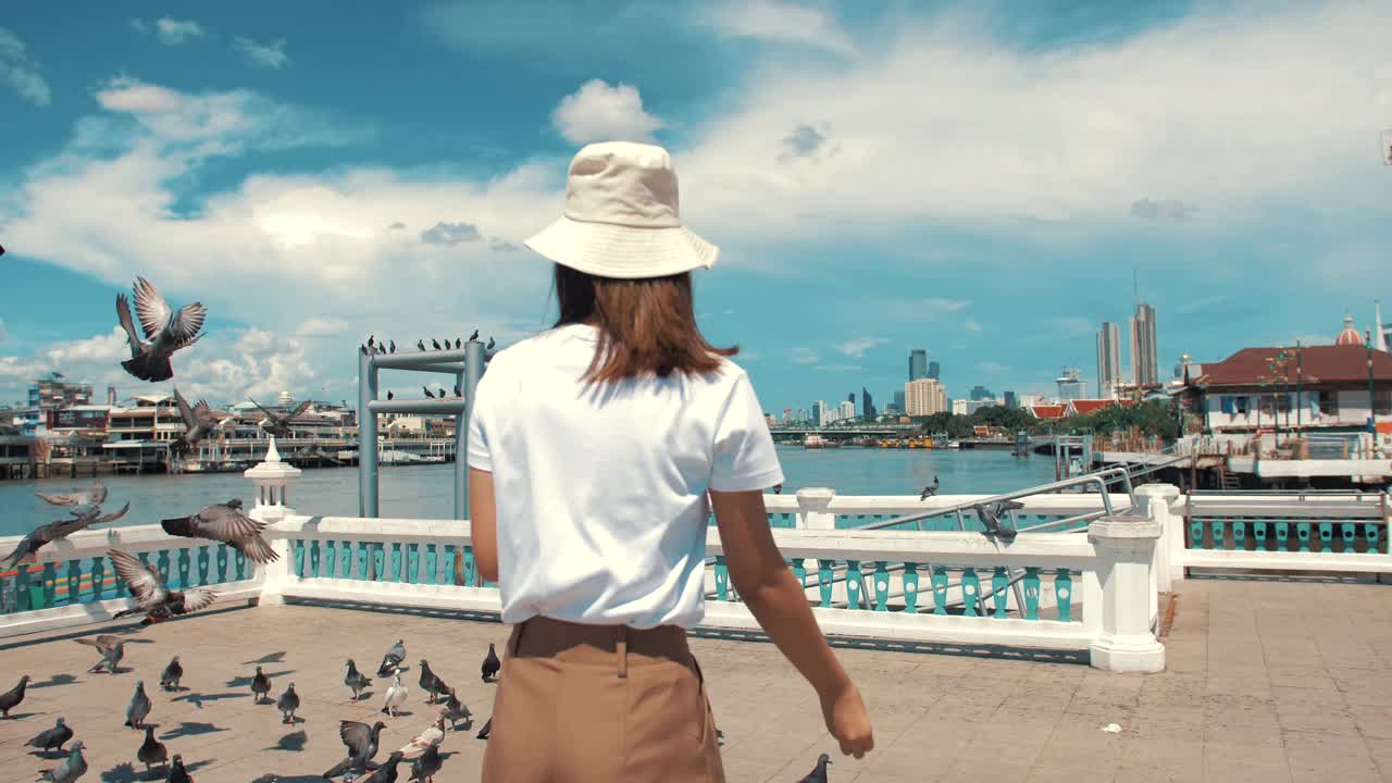 亚洲夫妇在城市旅游视频素材