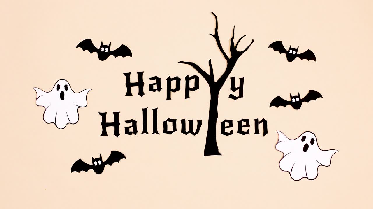 飞翔的蝙蝠和幽灵在万圣节快乐和恐怖的树。停止运动视频素材