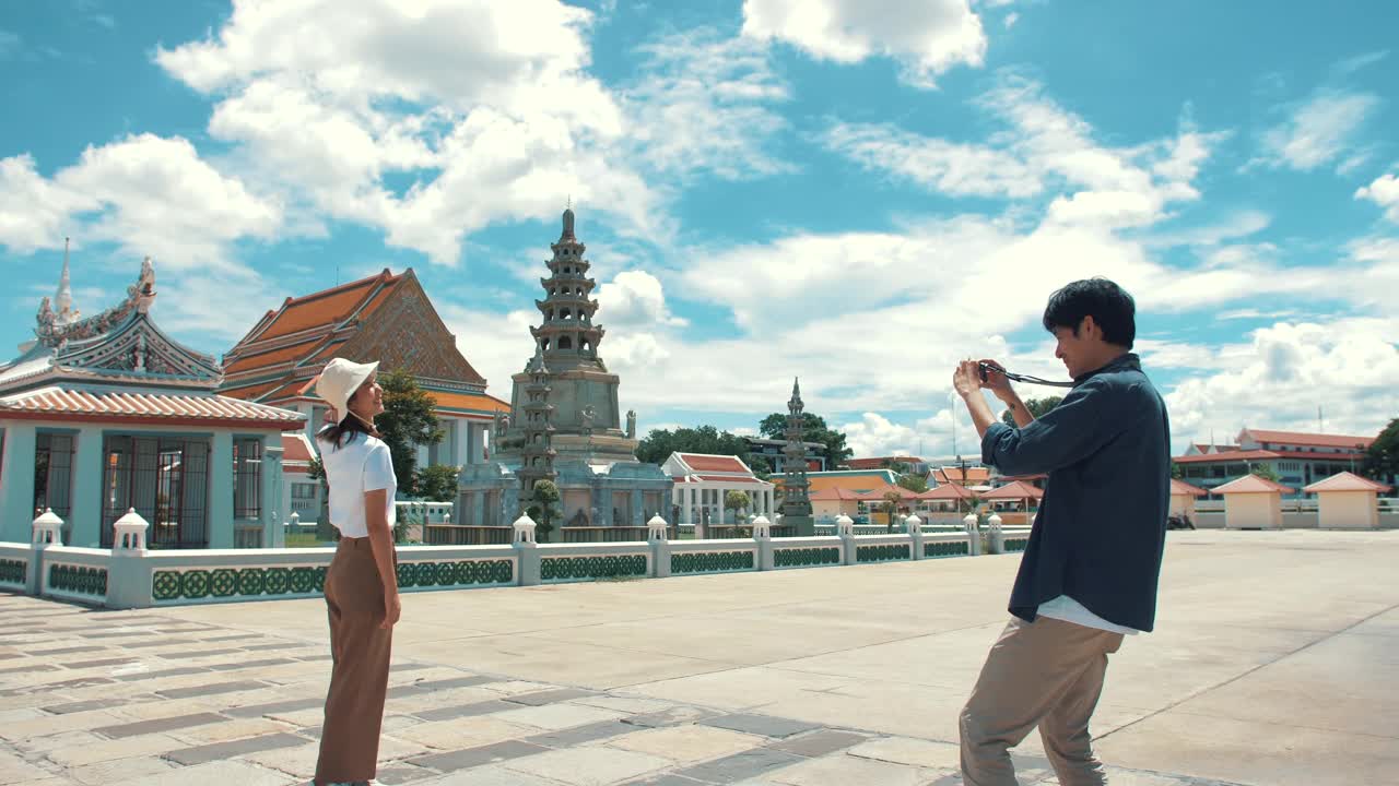亚洲夫妇在城市旅游视频素材