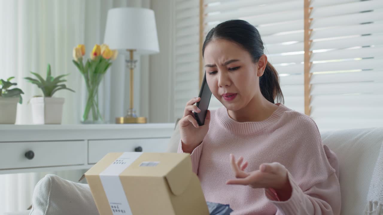 亚洲女子不满客户不满送货电话投诉。视频素材
