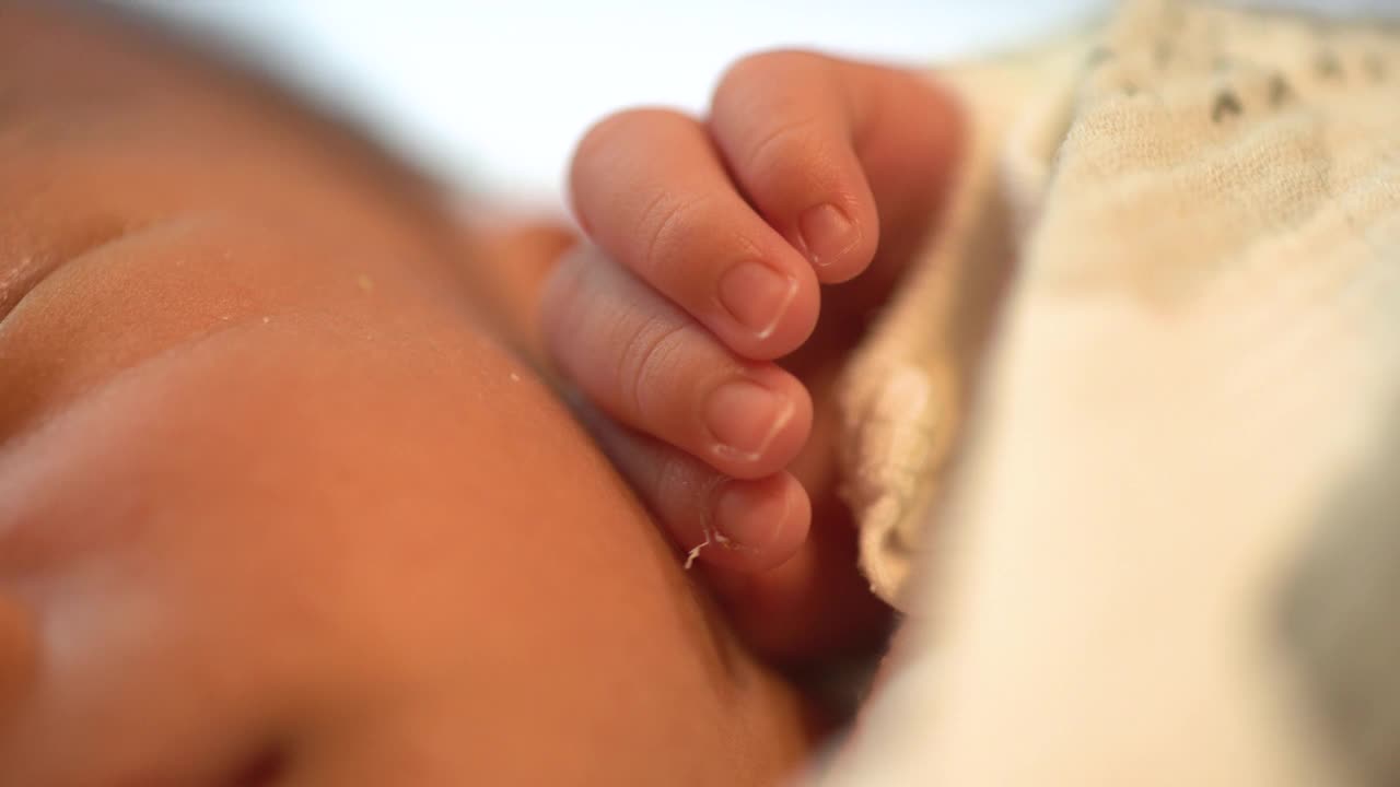 新生婴儿睡觉时把手收起来视频下载