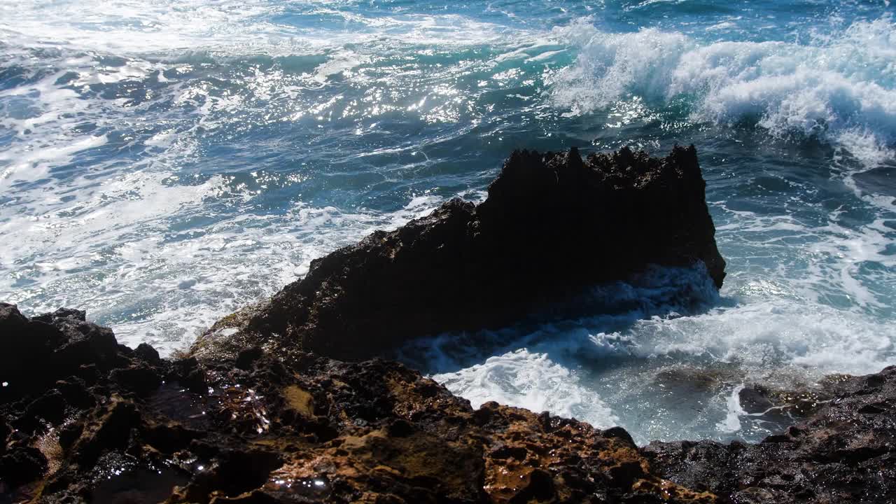 极端的波浪粉碎海岸，巨大的海洋美丽的波浪，可怕的力量的波浪打破危险的岩石视频素材