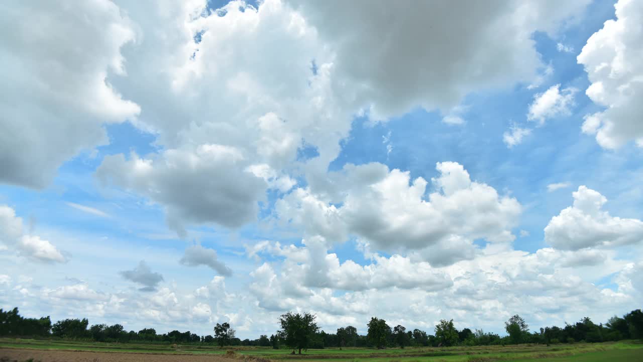 在天空中移动的云在农场美丽的自然，时间流逝视频素材