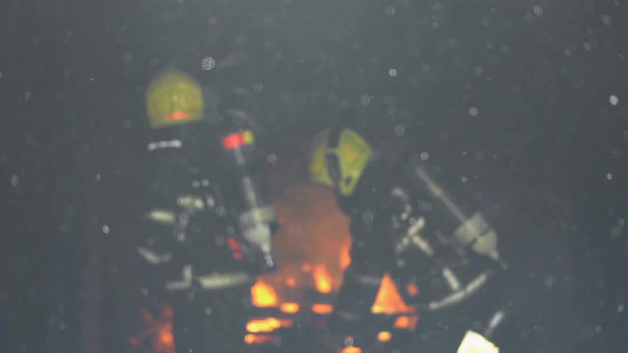 男消防员在事故现场控制火势视频素材