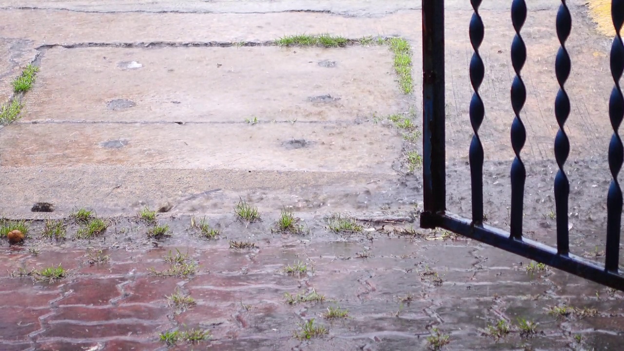 大雨顺着村子的排水沟流下去视频素材