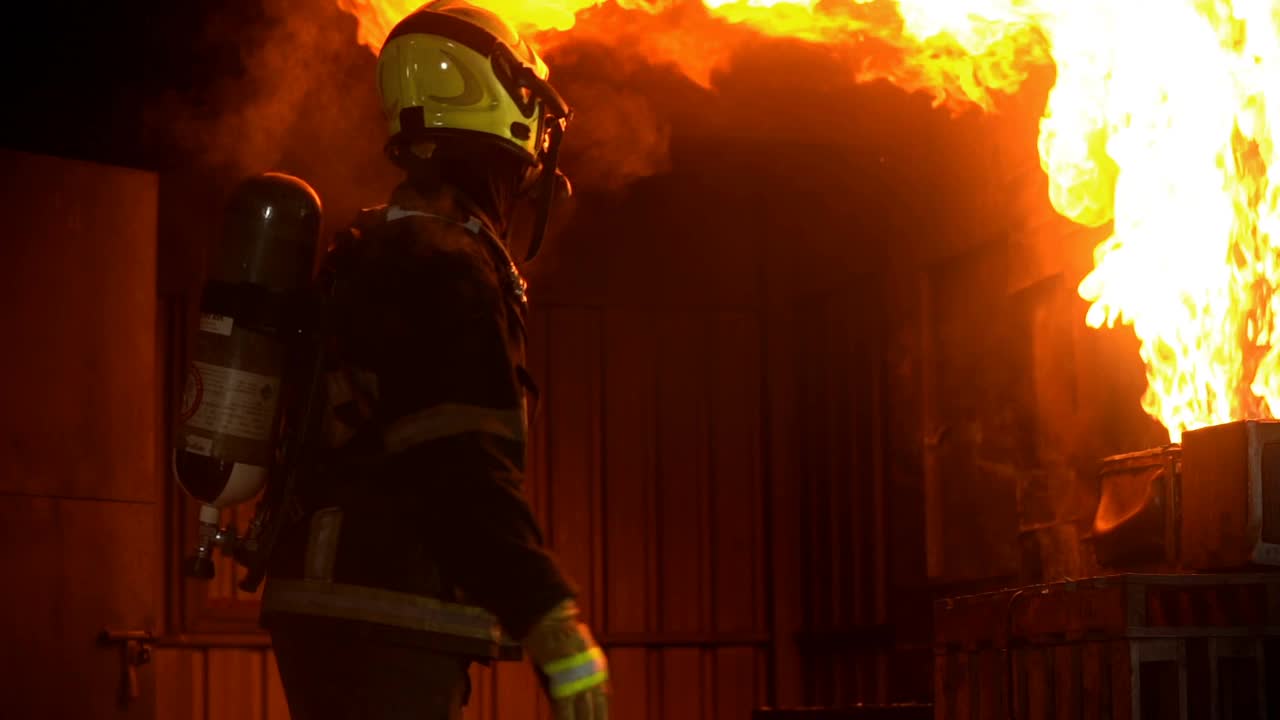 男消防员在燃烧的建筑中寻找灾难受害者视频素材