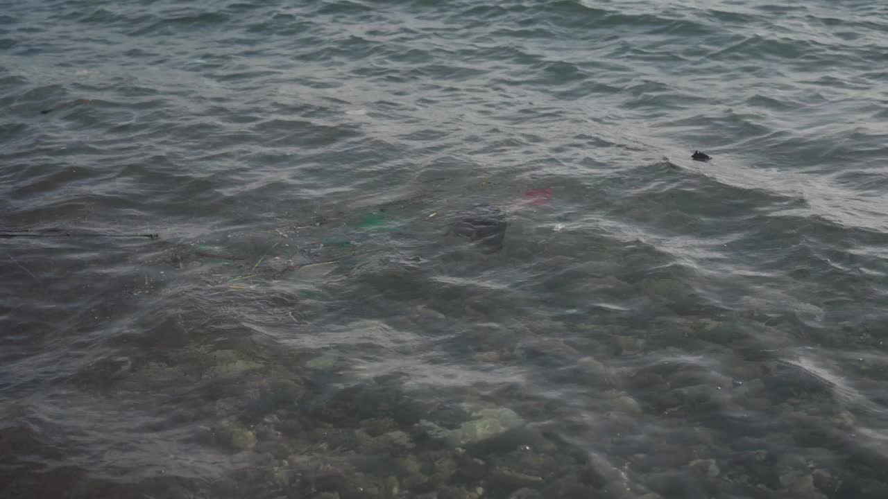 有毒塑料废物漂浮在海水中。塑料污染的垃圾在海底有各种各样的垃圾。漂浮在海洋中的塑料垃圾对环境的危害。环境污染的概念视频素材