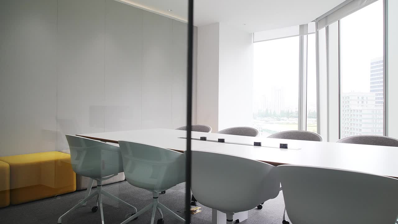 配备桌椅的现代化会议室视频素材