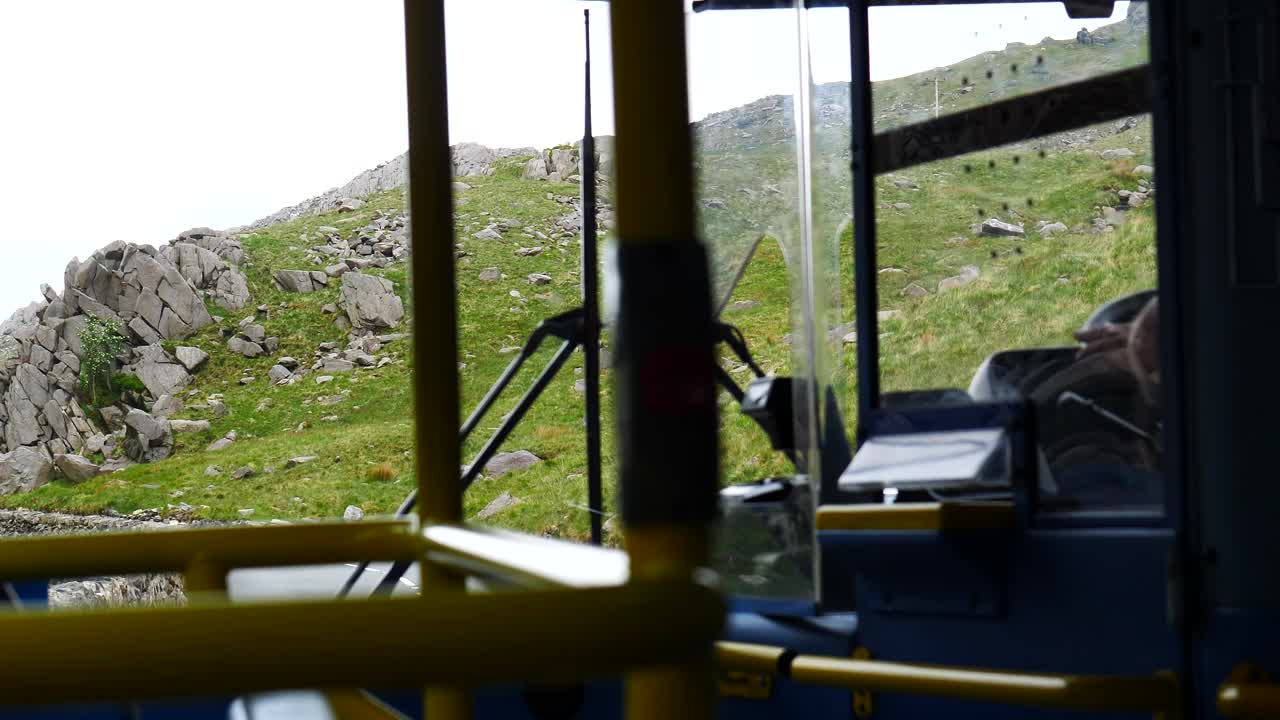 在山上的Pen Y Pass附近的巴士前视图视频素材