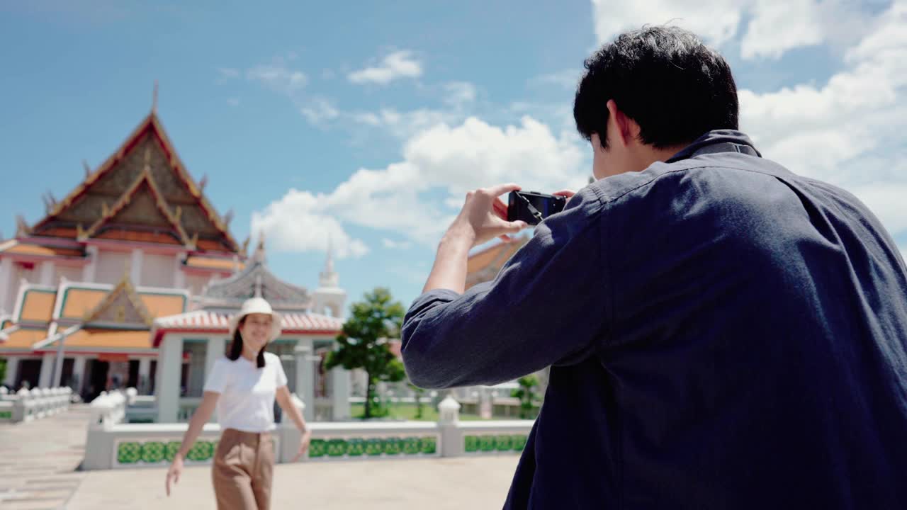 两人在假日中探索著名寺庙。视频素材