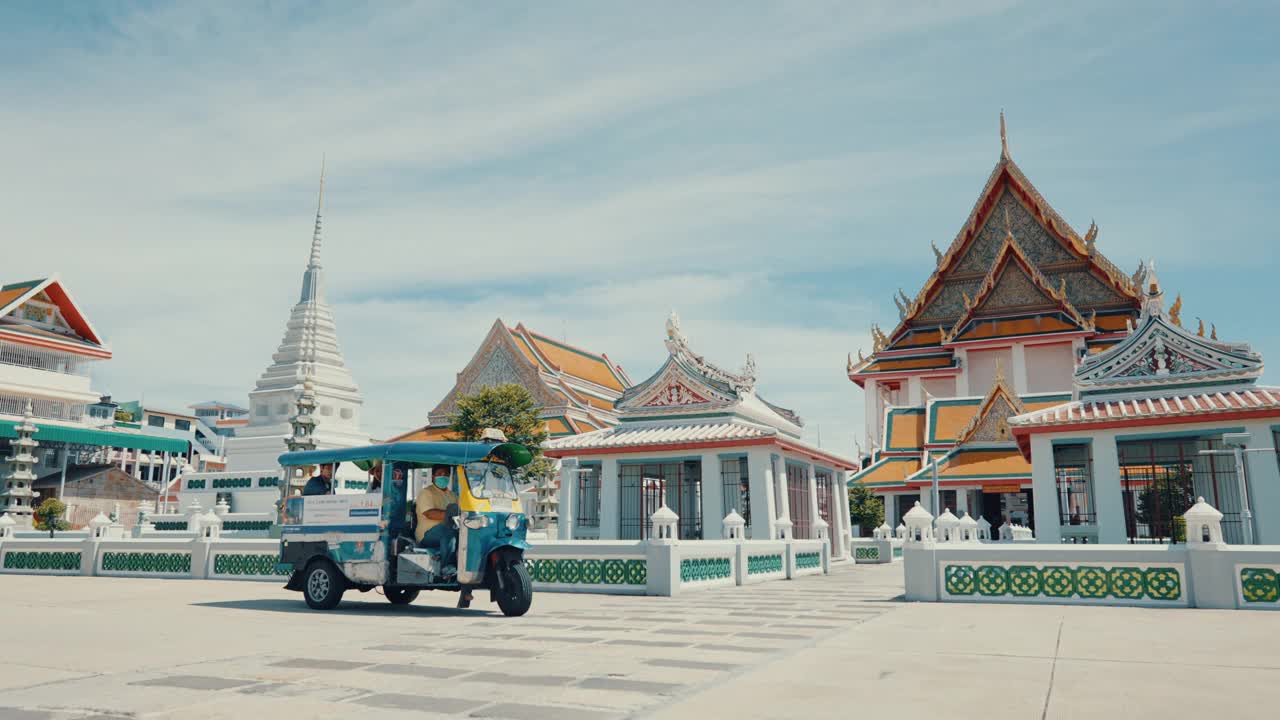 游客们乘坐泰国嘟嘟出租车到达寺庙。视频素材