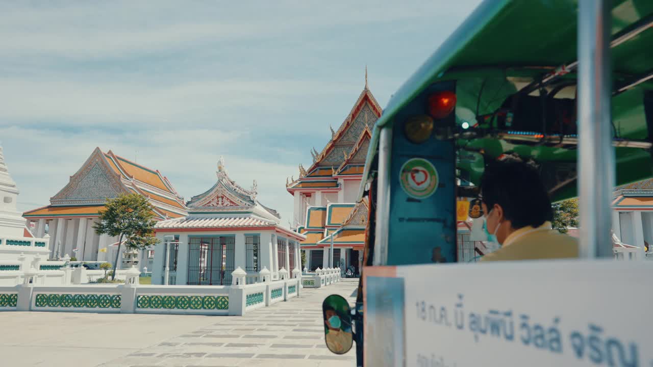 游客们乘坐泰国嘟嘟出租车到达寺庙。视频素材