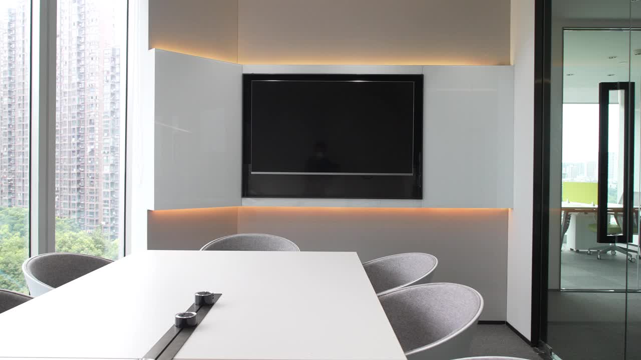 配备桌椅的现代化会议室视频素材